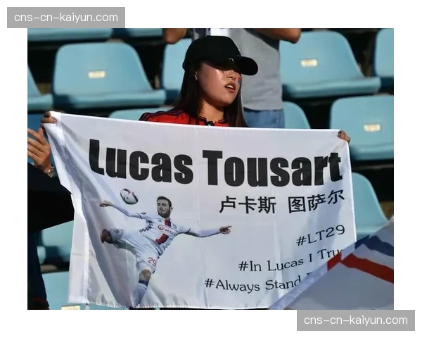 赛前踩场：里昂全队抵达梅纳乌球场，进行适应性训练